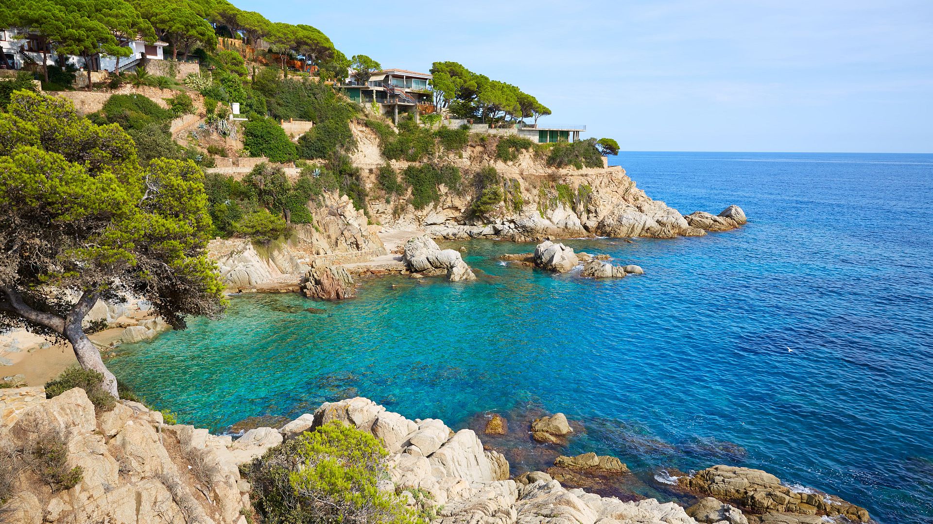 The Costa Brava, step by step through routes and paths