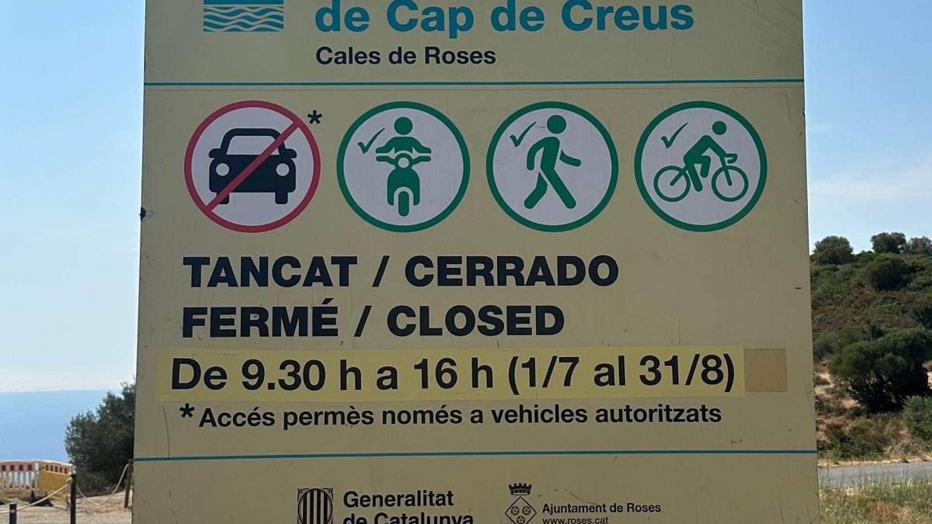 Cartell del Parc Natural del Cap de Creus: cales de Roses tancades al cotxe de 9.30 a 16.00 de l'1 de juliol al 31 d'agost