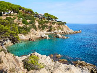 The Costa Brava, step by step through routes and paths
