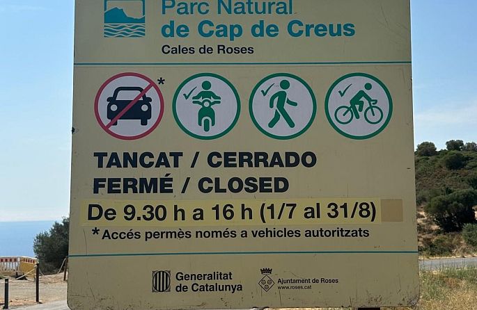 Sign for the Cap de Creus Natural Park: Roses coves closed to cars from 9:30 a.m. to 4:00 p.m. from July 1st to August 31st