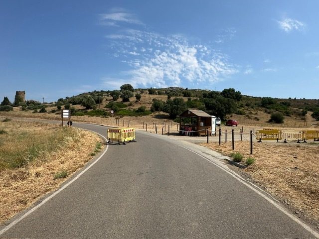 Barrera i garita de control d'accés a Torre del Sastre, a la carretera de Cala Montjoi