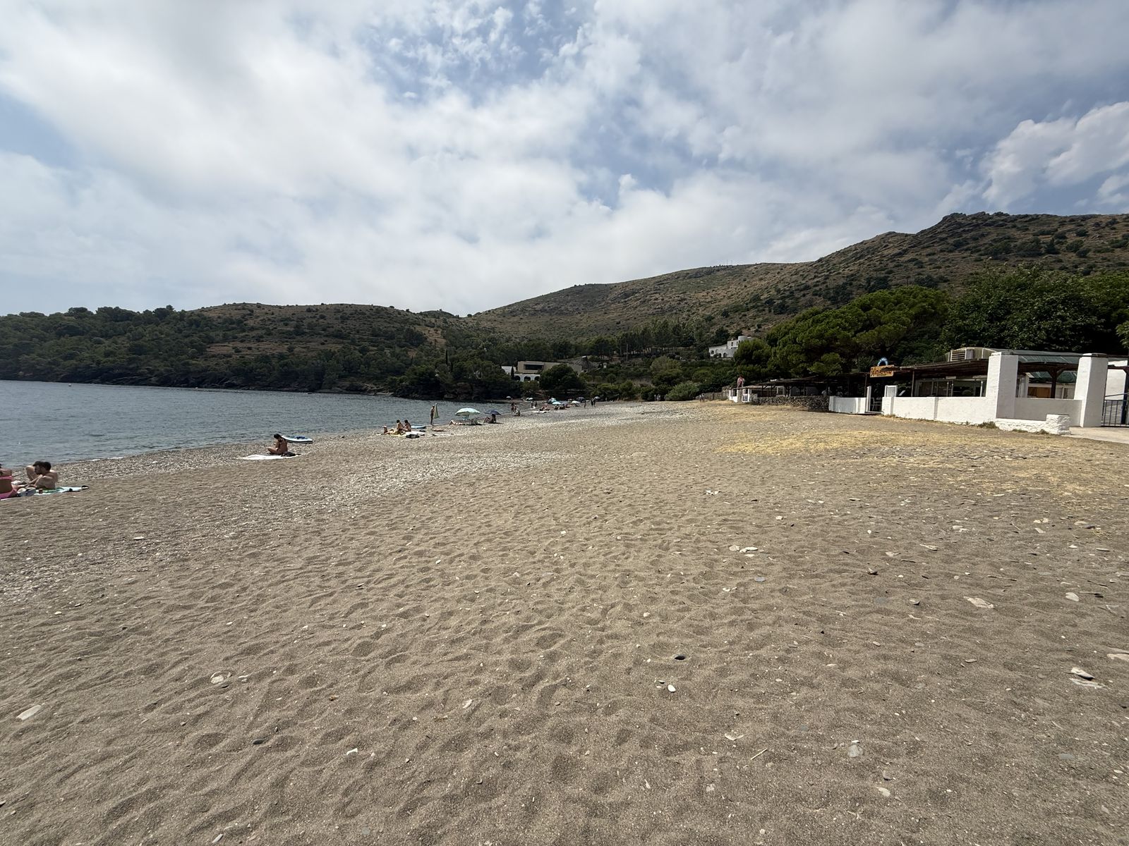 Platja de Cala Montjoi amb la guingueta, dins del Parc Natural del Cap de Creus