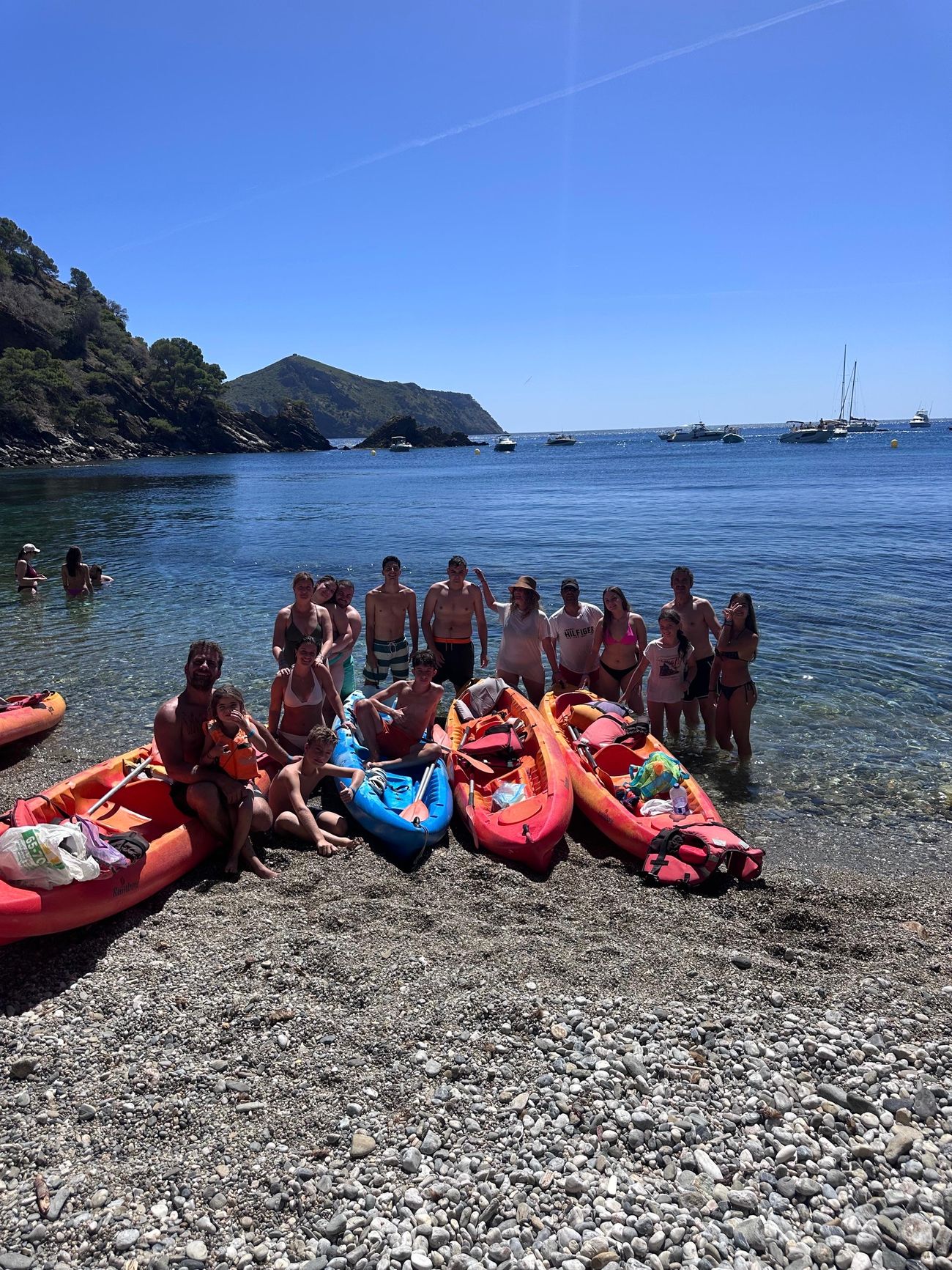 Familles avec kayaks sur la plage de Cala Montjoi, Cap de Creus