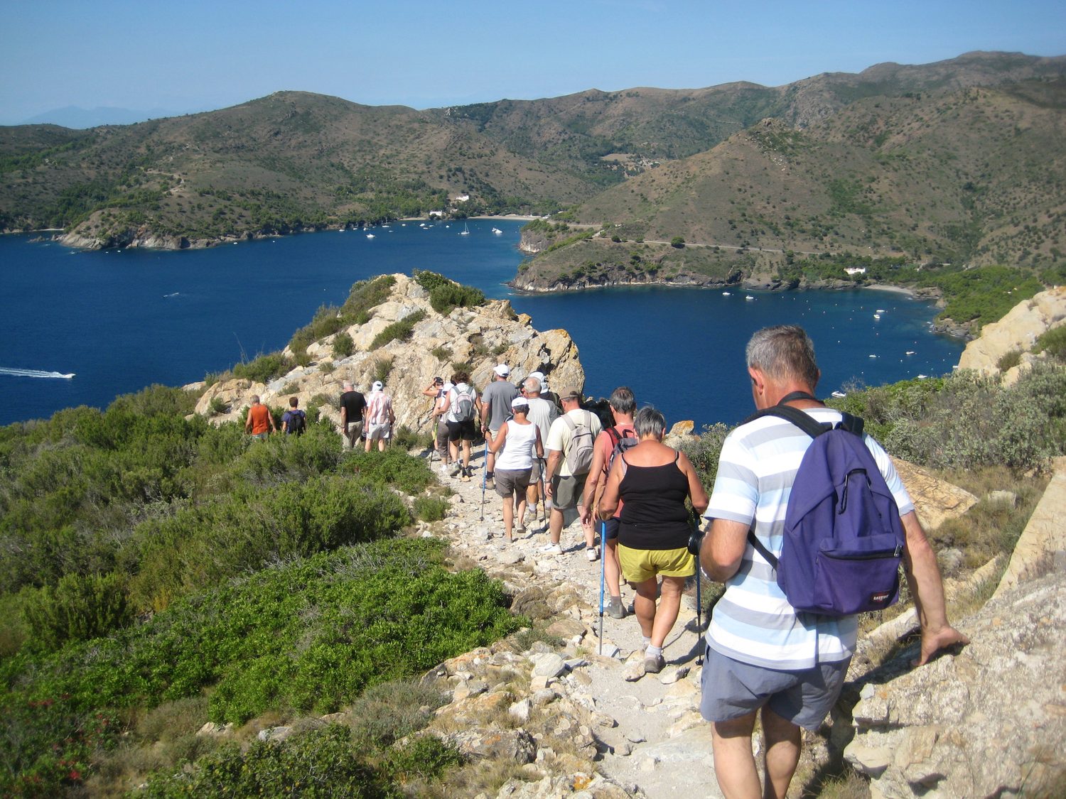 Grupo de senderistas en el camino de ronda hacia Cala Jóncols