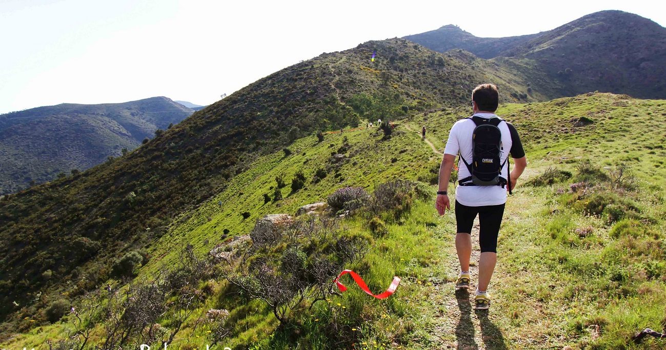 Sendero del camino de ronda junto al mar en el Cap de Creus